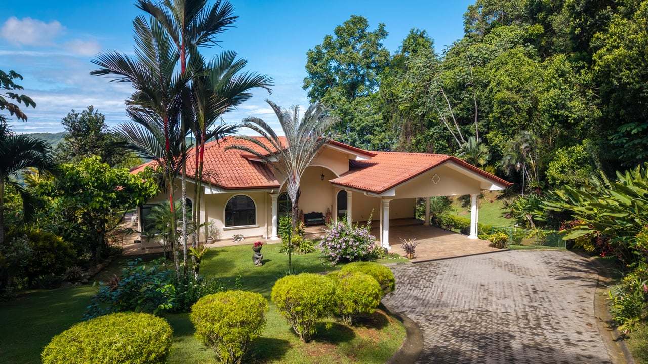 CASA ORQUIDEA – LUXURY HOME WITH OCEAN VIEWS IN GATED COMMUNITY