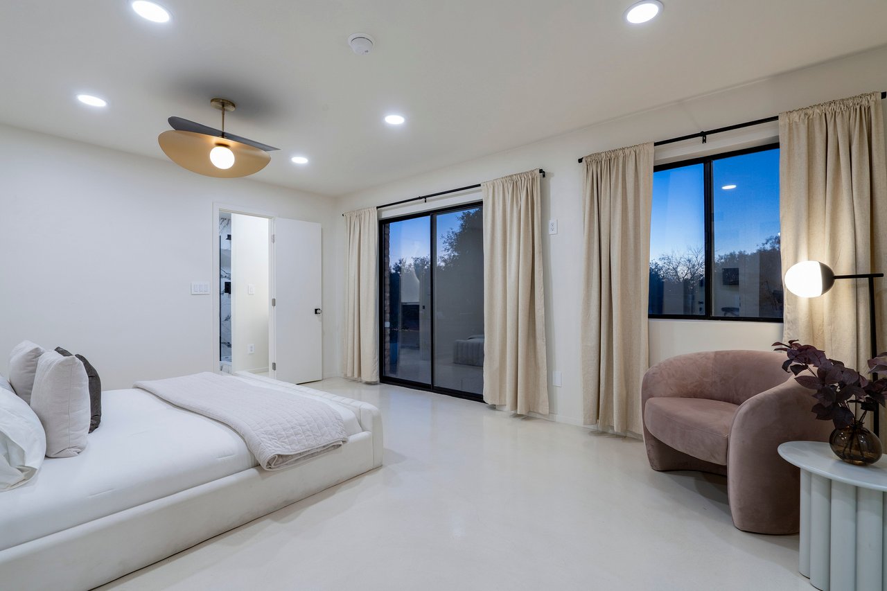 1005 W Emerine Drive