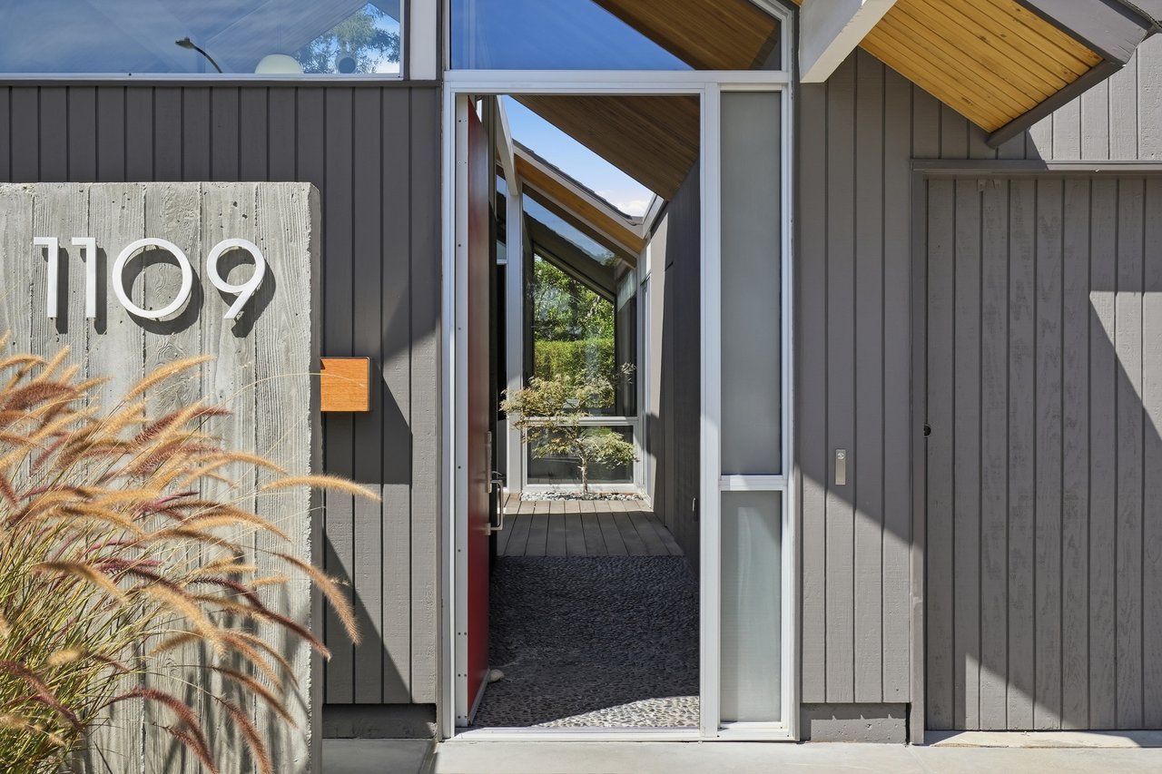 1109 Lorne WAY