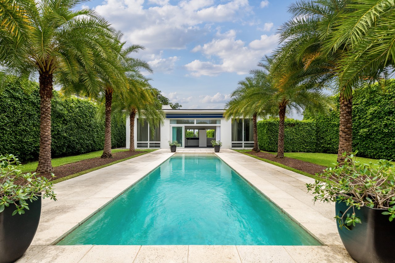 910 N Venetian Dr