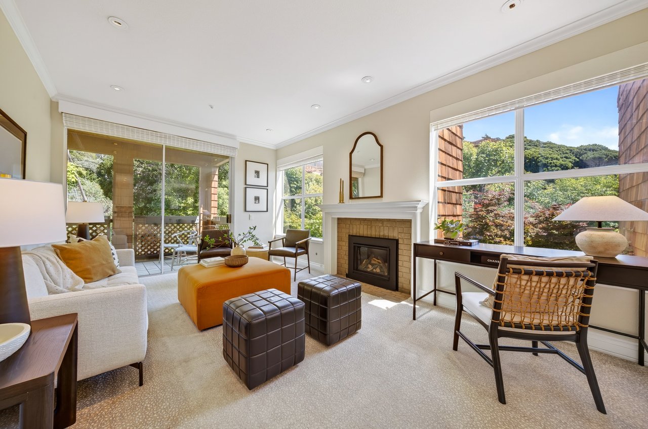 Luxurious End Unit in Point Tiburon