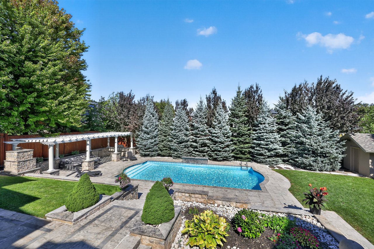 2513 Sharon Cres