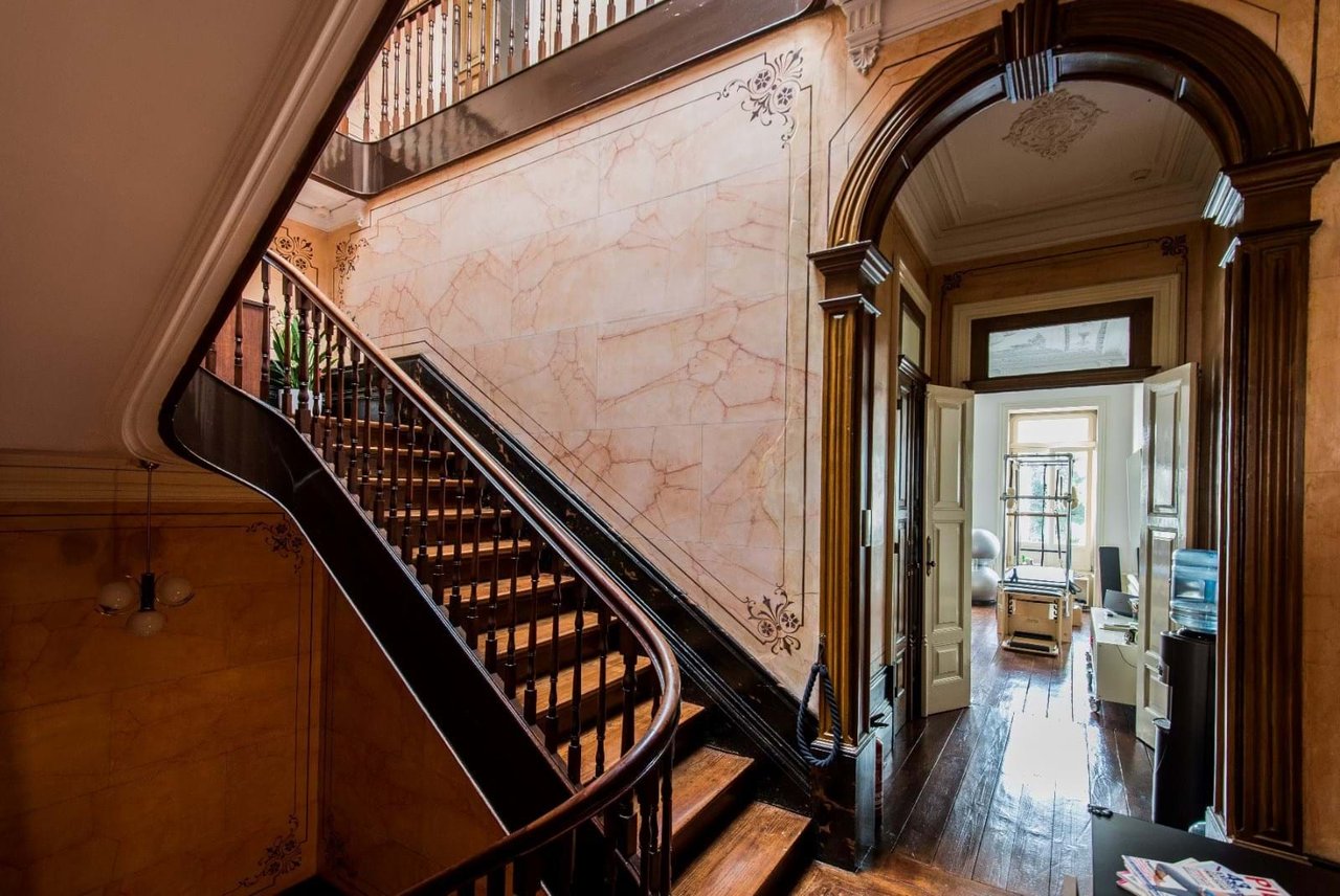 Elegant 4-Story Townhouse with Private Garden on Rua Álvares Cabral – Porto