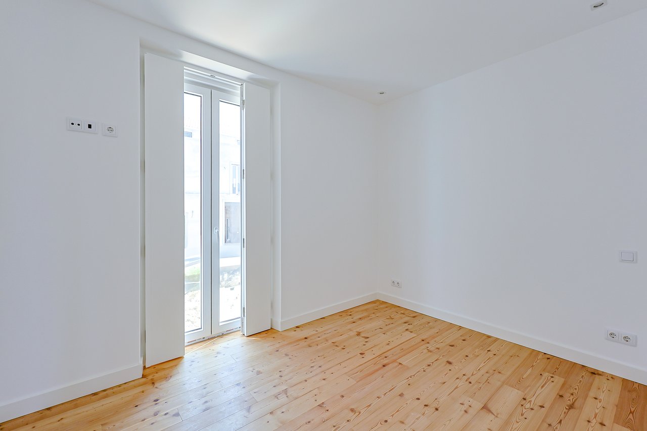 3-BDR Duplex with Sea View, Balcony & Private Lift in Monte Estoril