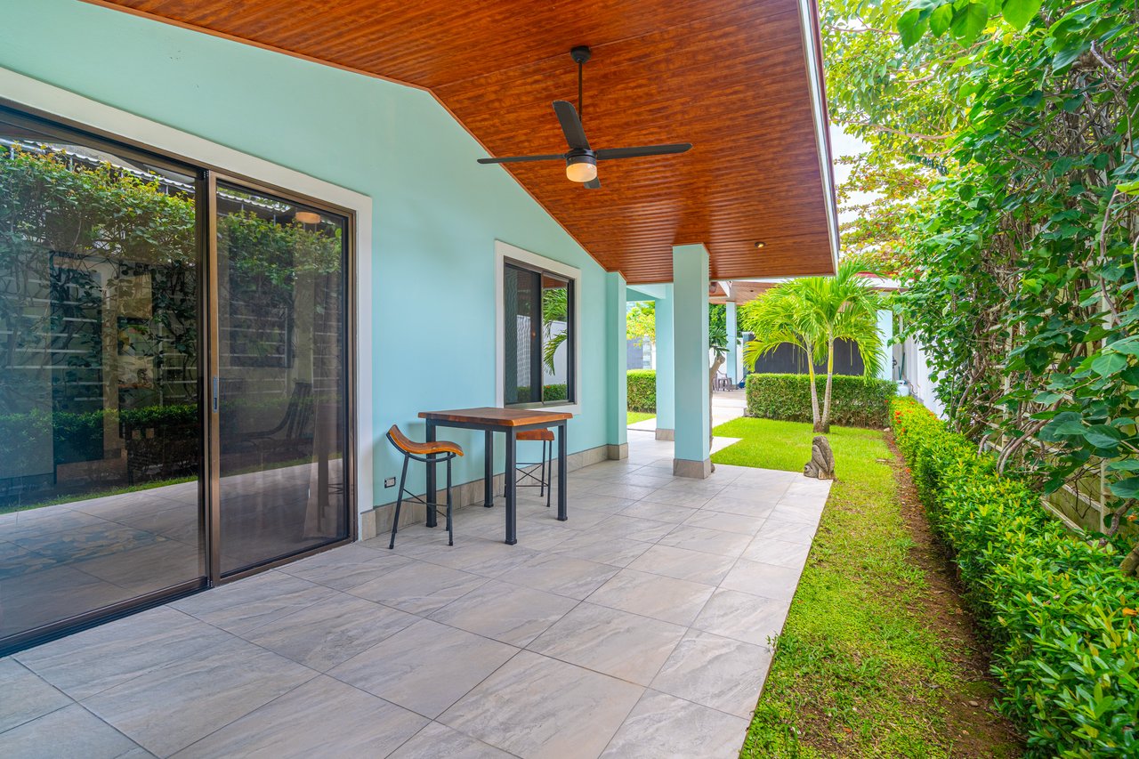 Villa Esmeralda - Big Pool. Big Lot. Big Lifestyle. Central Uvita, Walk to Everything!