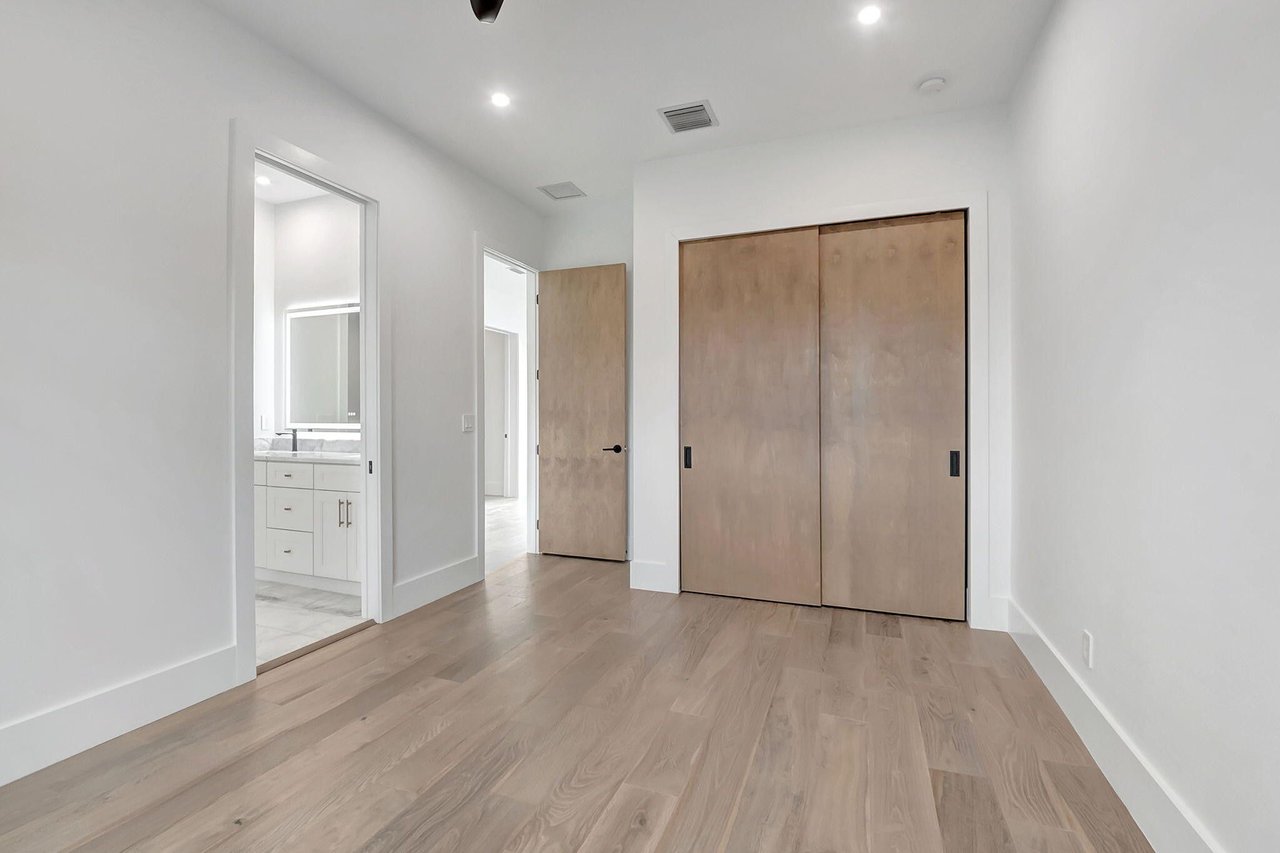 17 NW 16th St
