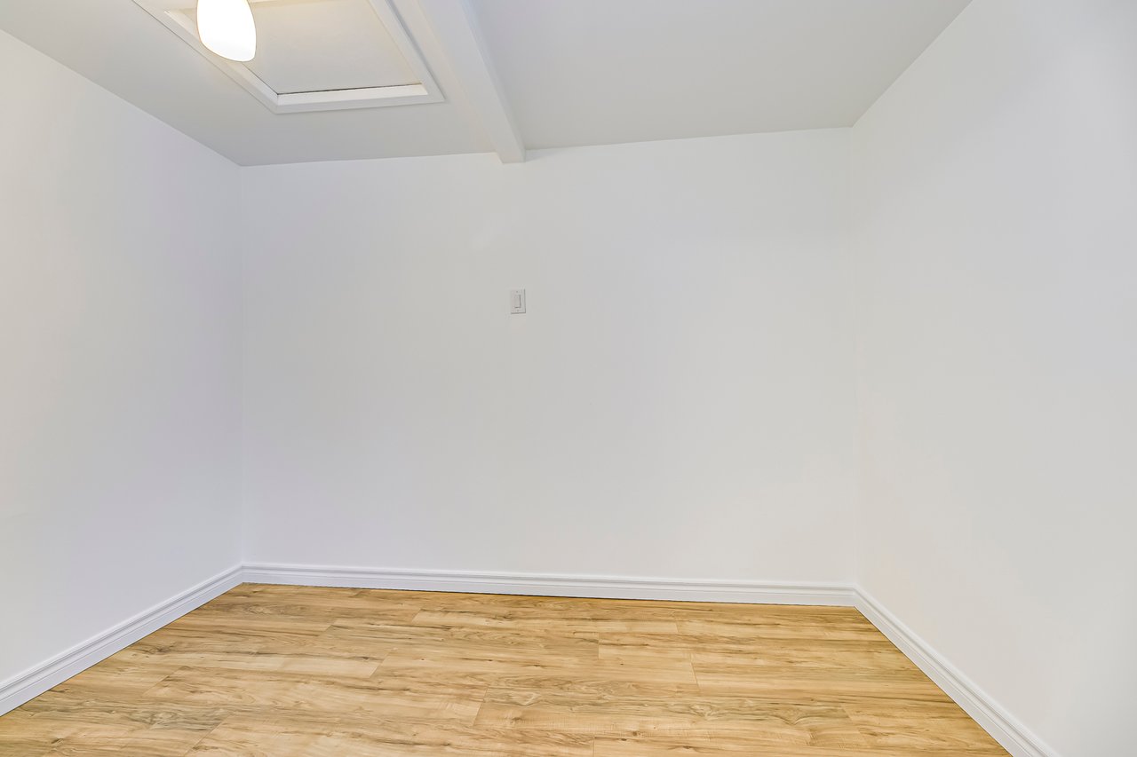 3042 Patrick Cres