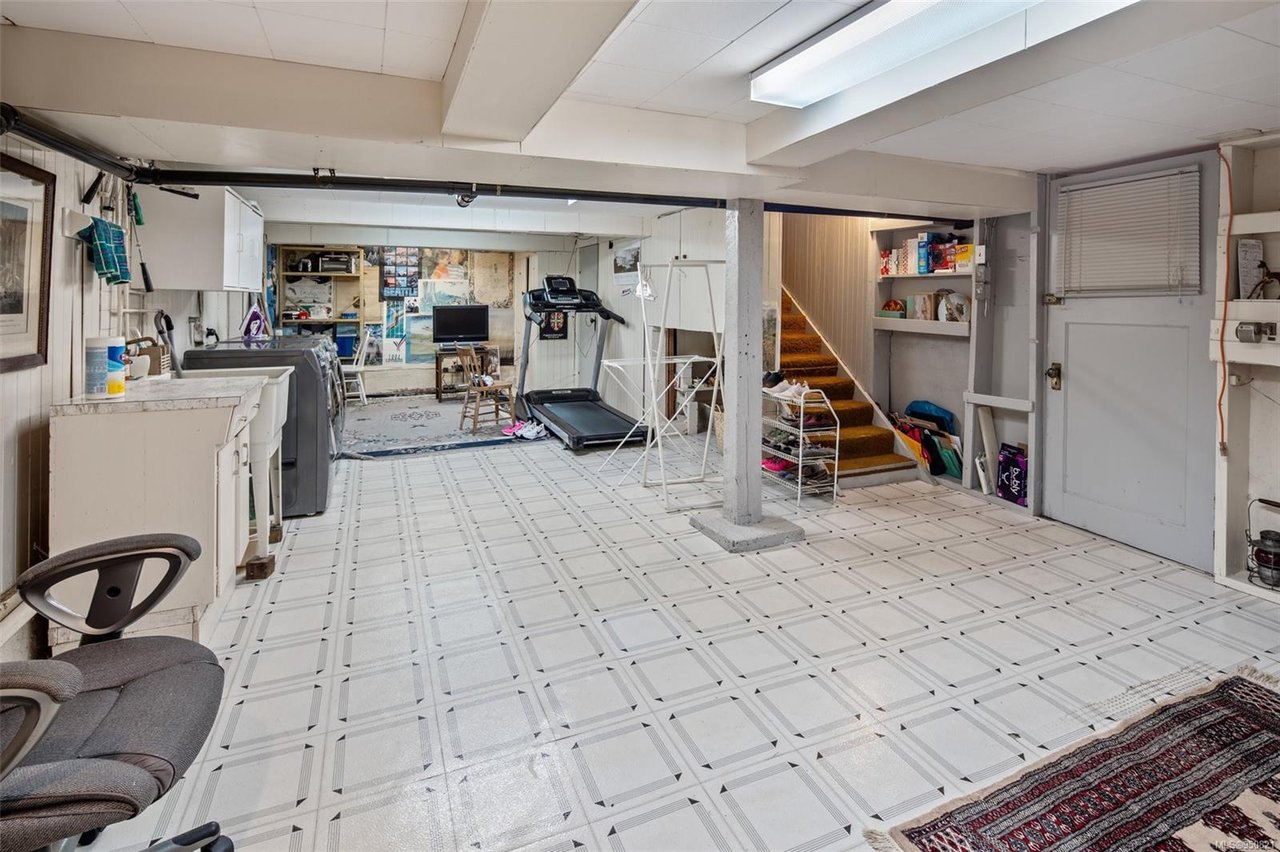 1857 Beach Dr