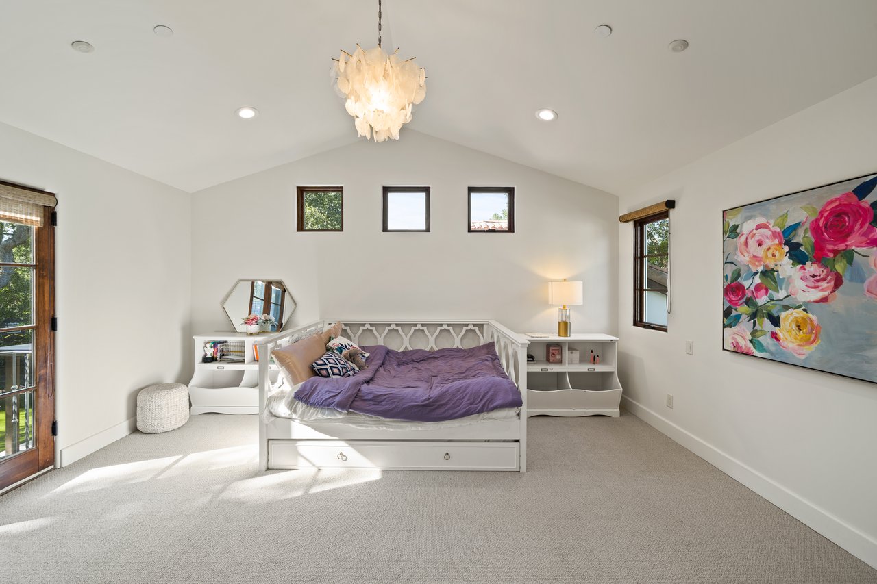 893 Laverne WAY
