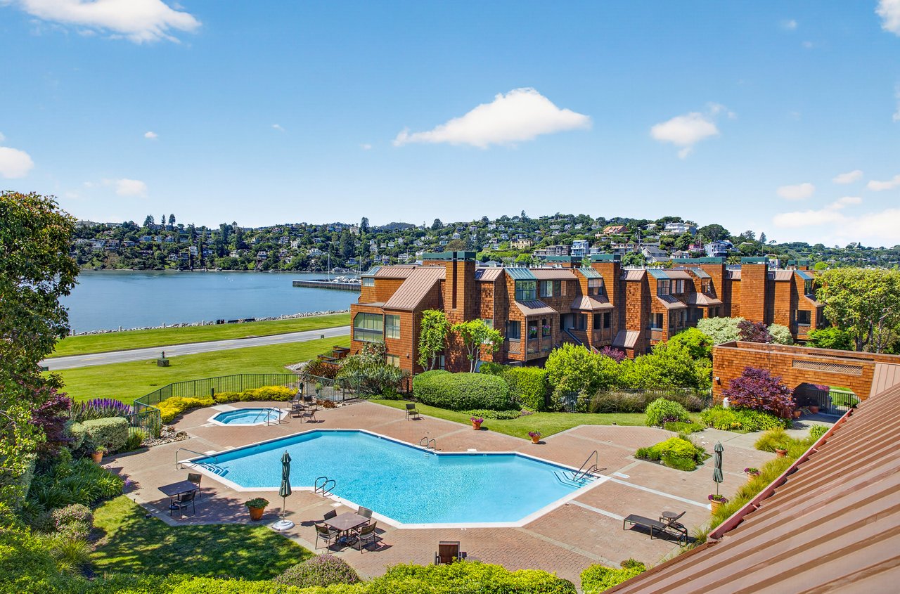 Luxurious End Unit in Point Tiburon