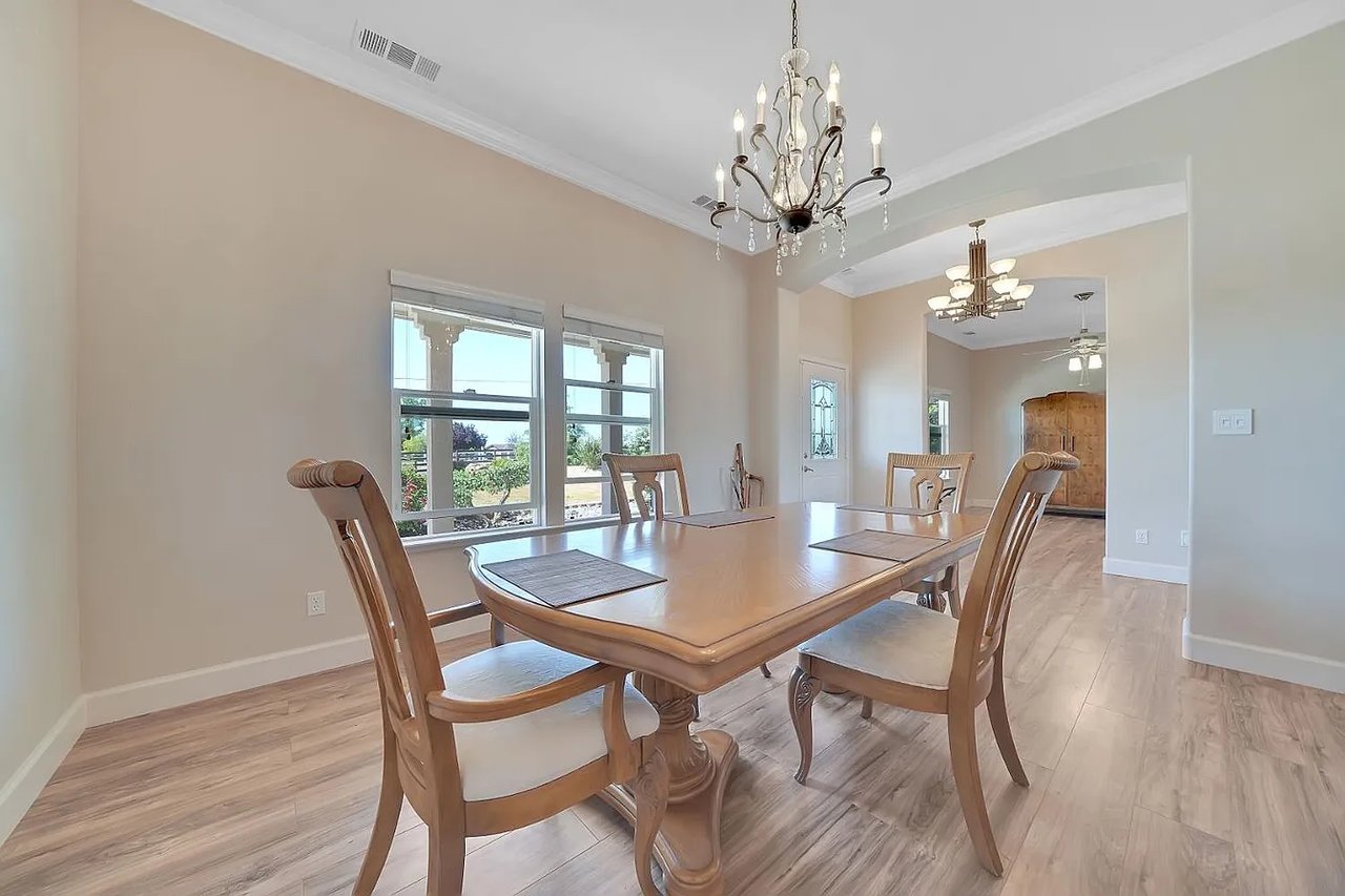 3221 Crestview Dr