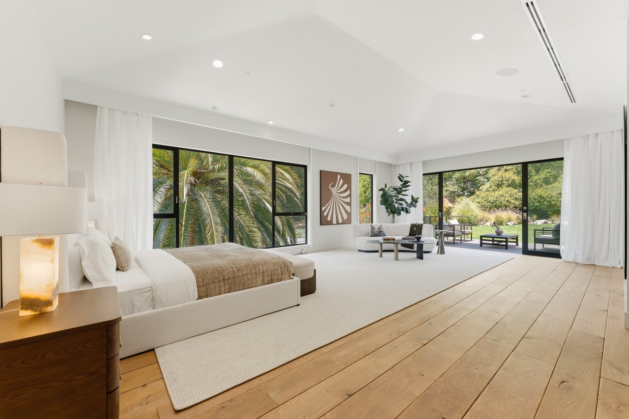 Bowmont Dr, 90210