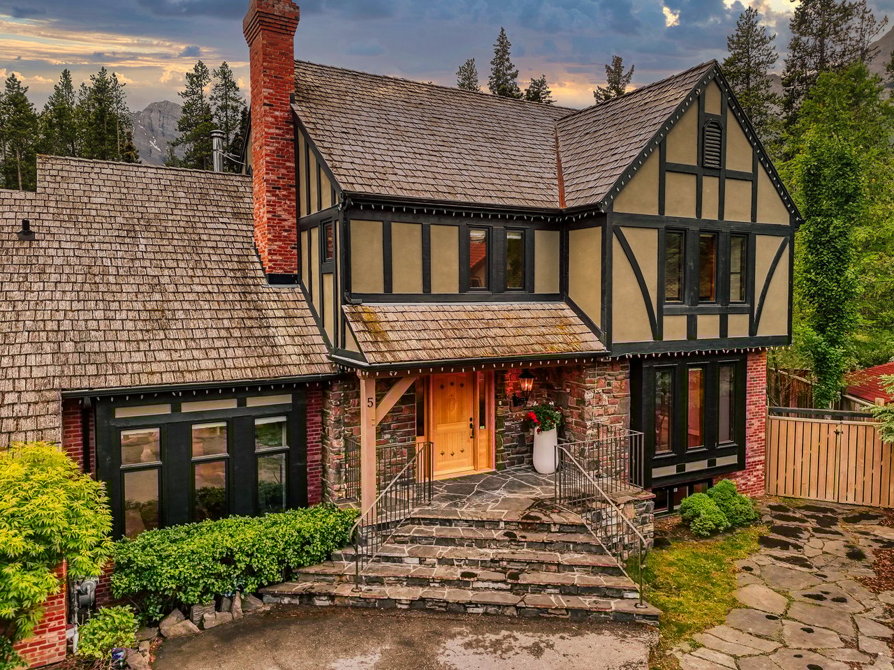 Private Mountain Retreat on Nearly Half an Acre