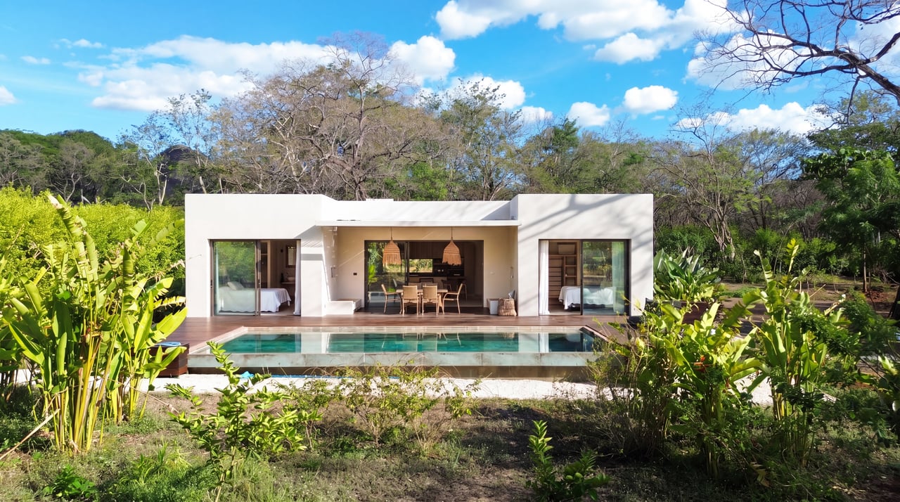 SANTA FE MODERN HOME IN CATALINA COVE | 5,410 M² LOT NEAR BEACHES