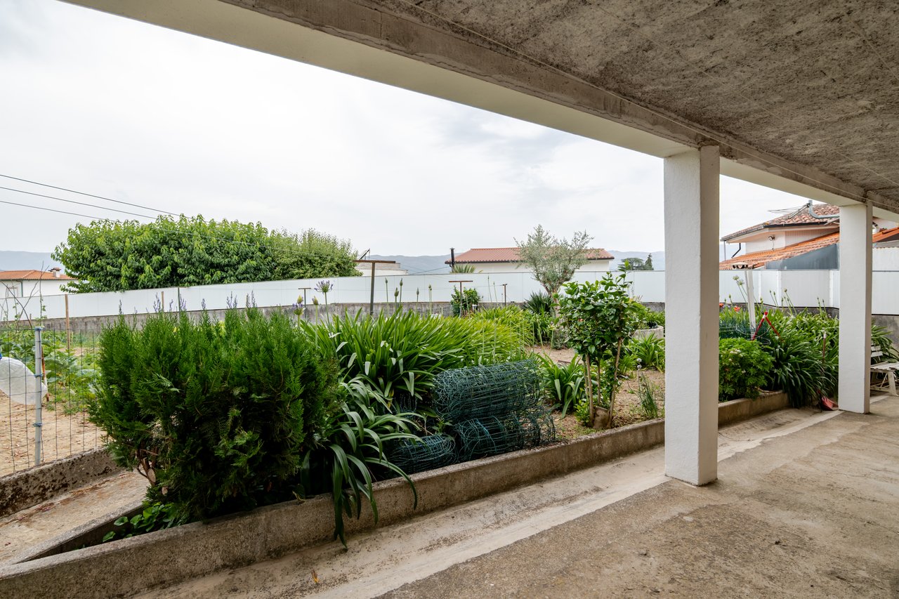 Rustic Four-Bedroom House with Private Land in Folhadela, Vila Real