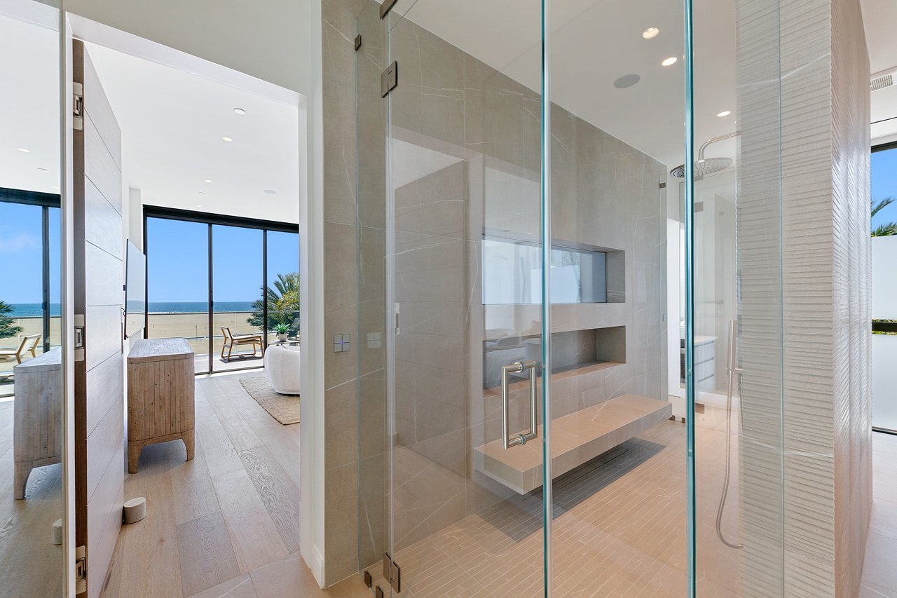 938 Palisades Beach Rd