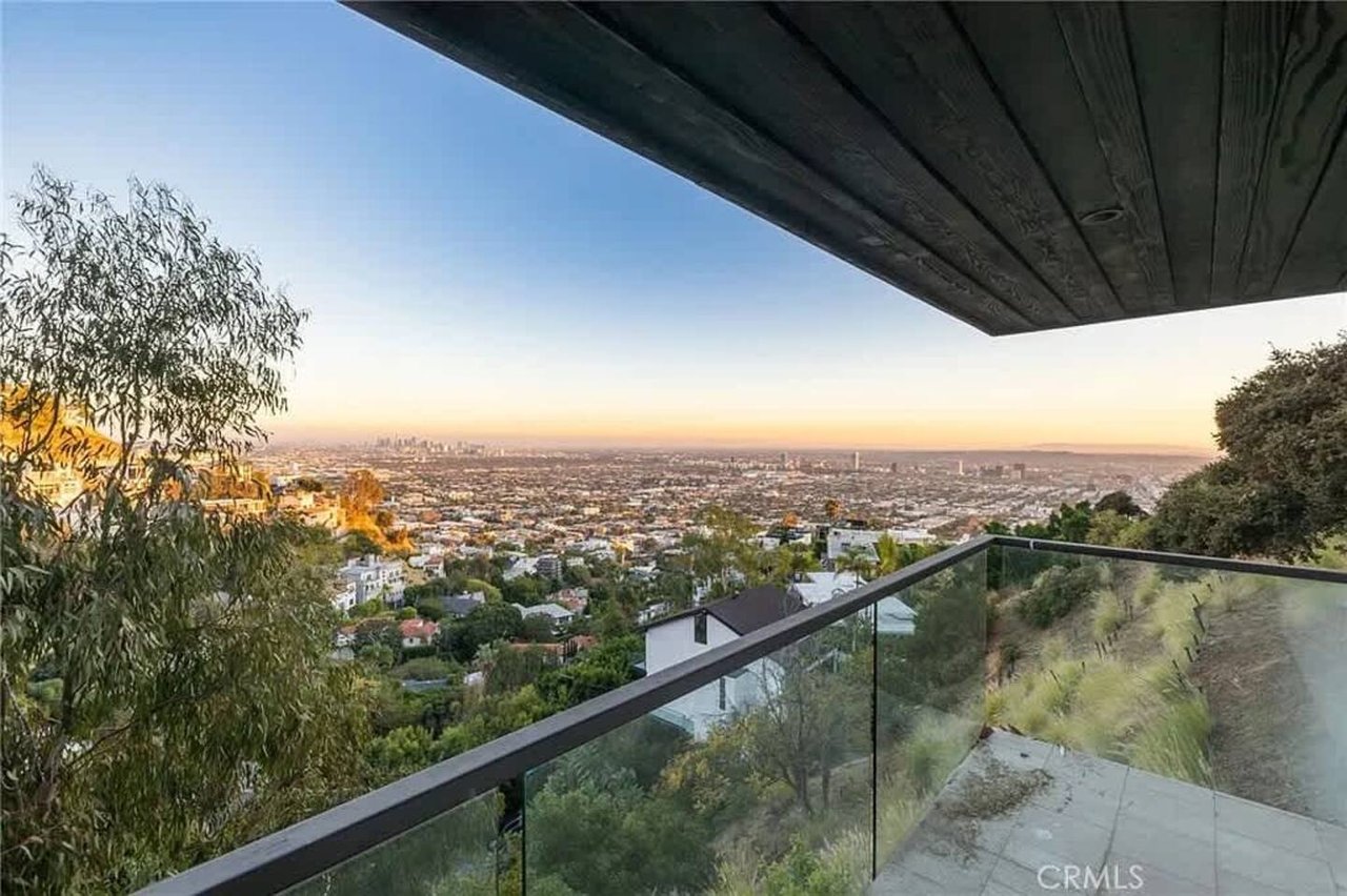 Luxury Hillside Retreat with Panoramic Views & Roof