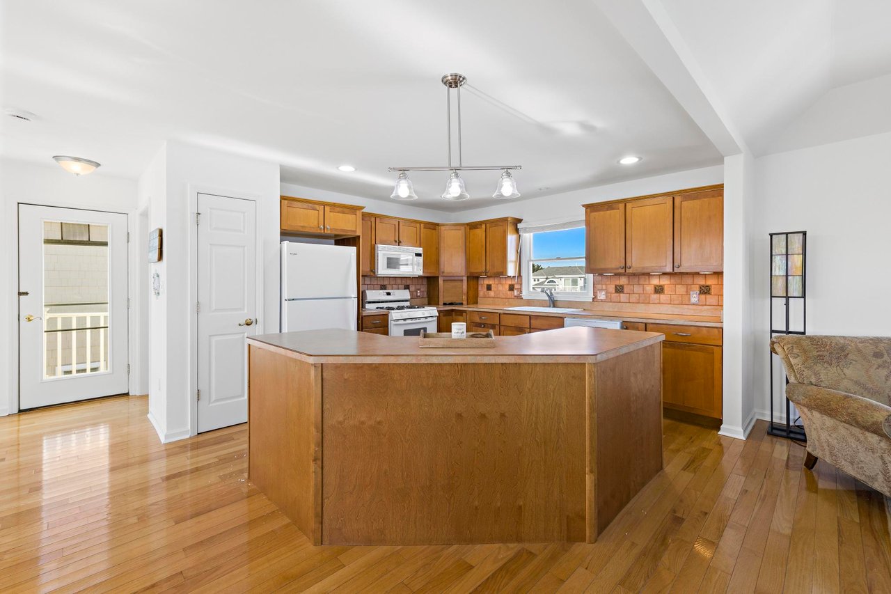 7 W Julia Ave, Long Beach Twp