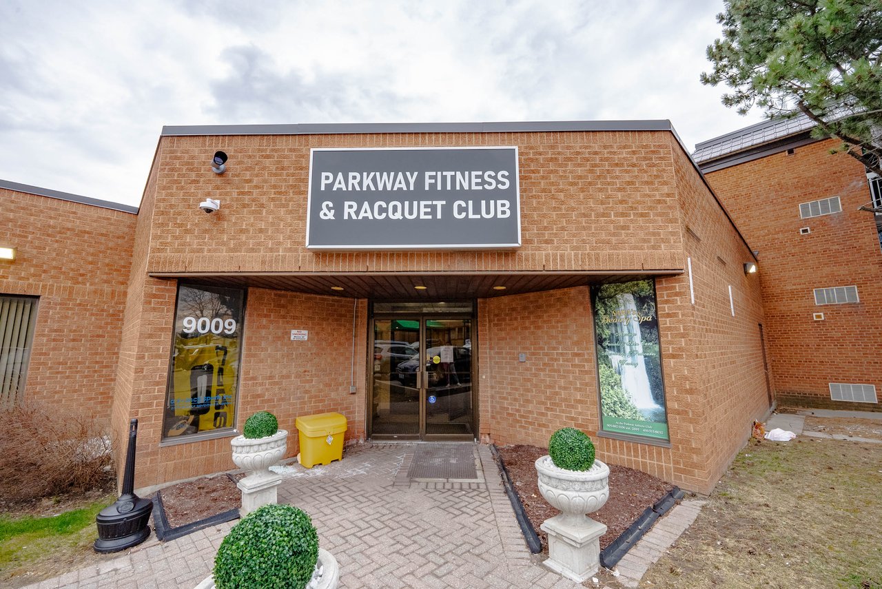 9015 Leslie Street, 807