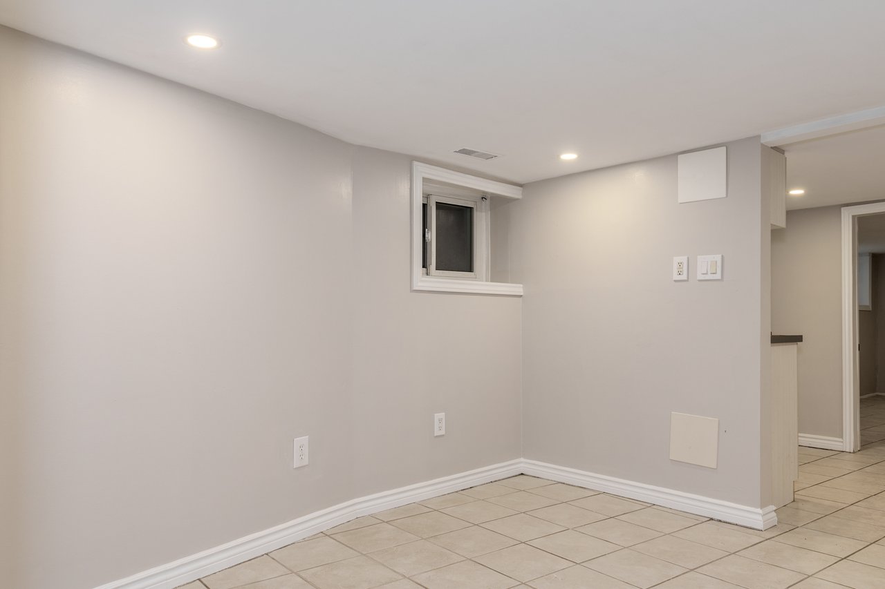 15 Indian Road Cres, Basement