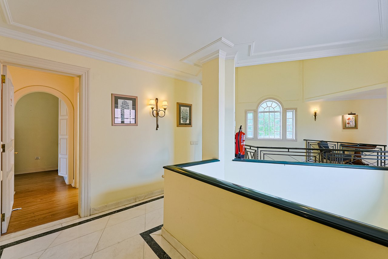 Spacious 8+2-Bedroom Villa with Pool for Rent in Cascais