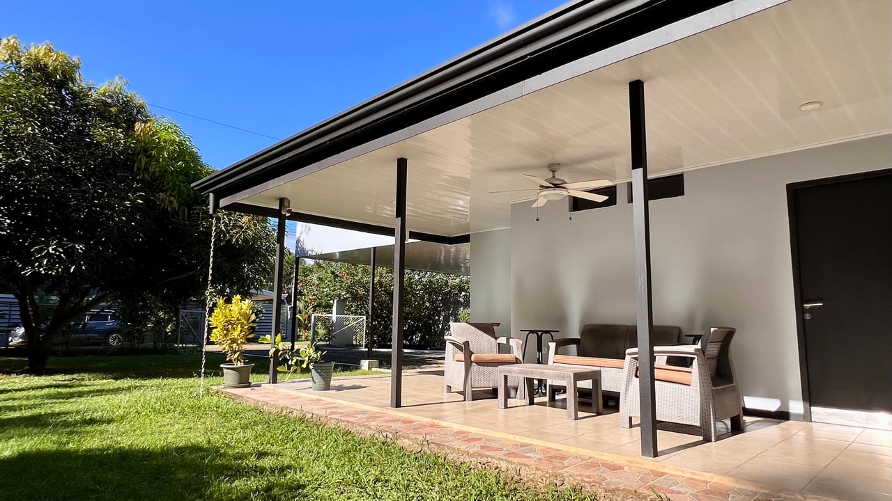 3-Bedroom Home with Large Pool and Garden in Bahía