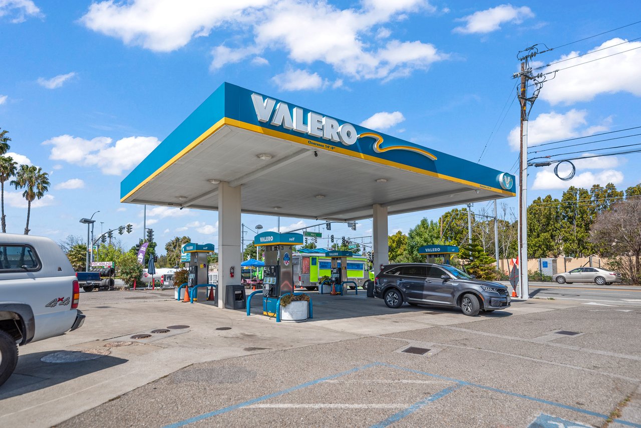Non-Branded Service Station For Sale