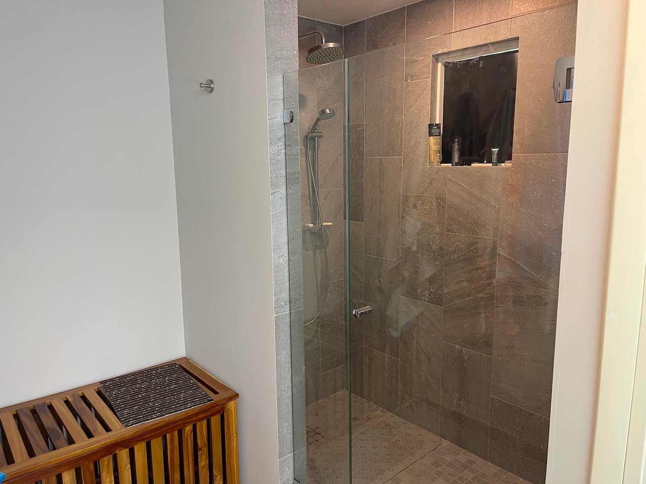 ELAN GROUND FLOOR 2 BEDROOM CONDO WITH BEACH ACCESS. UNIT 4E