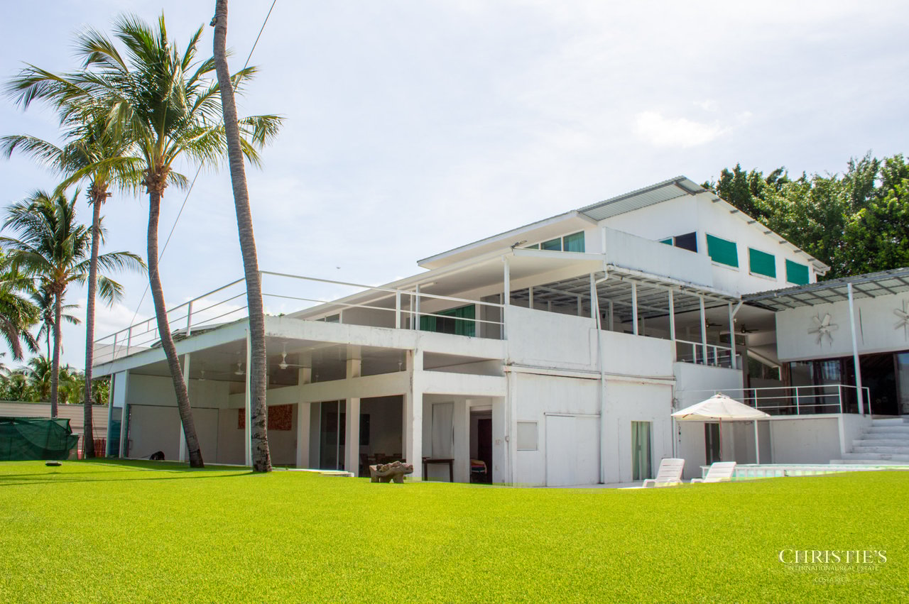 La Mansión Surfside & Beach Club