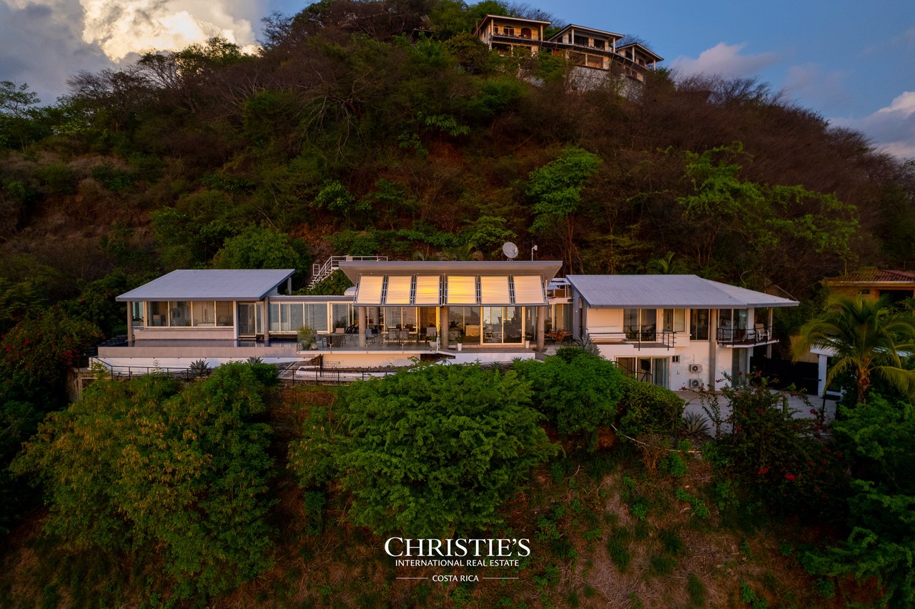Casa Holmes: Award-Winning Glass House with Ocean Views