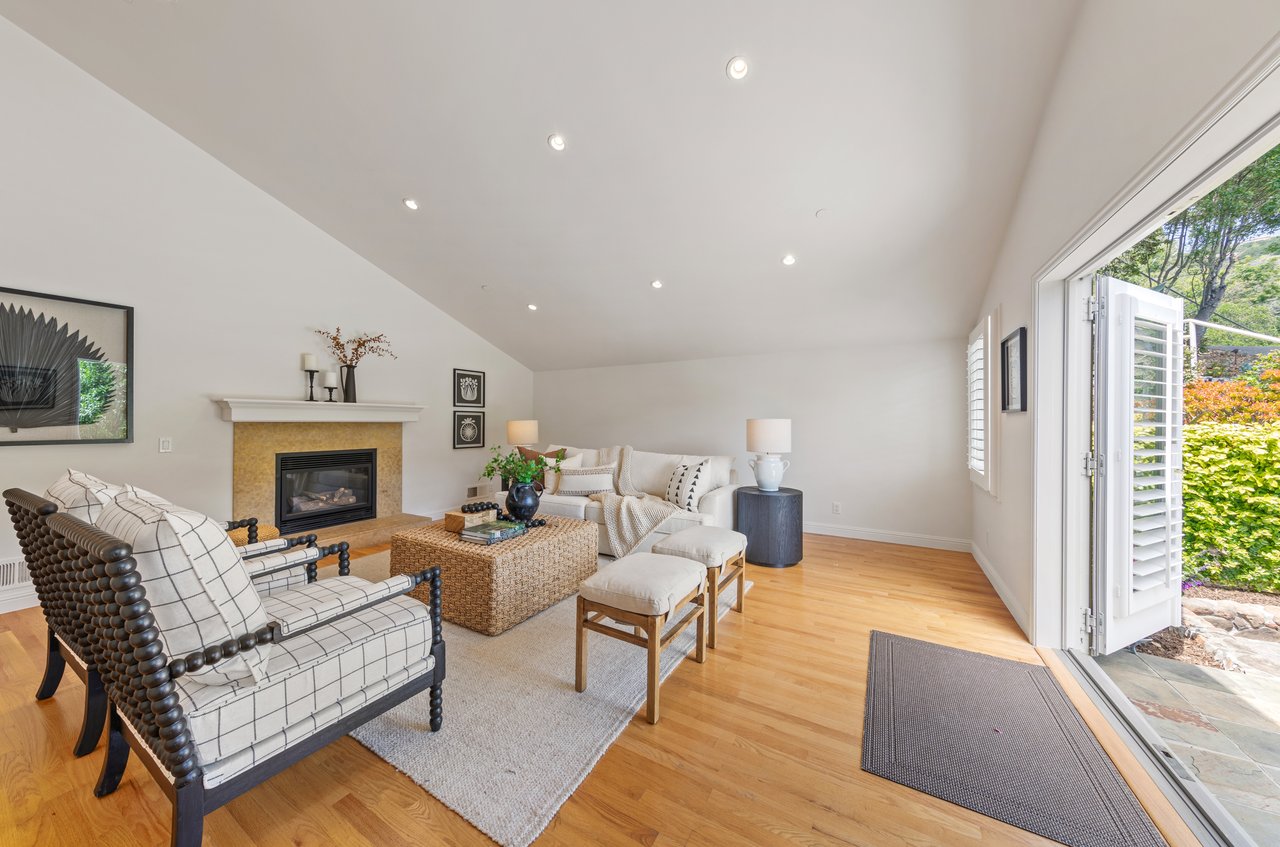 Picturesque and Private View Residence