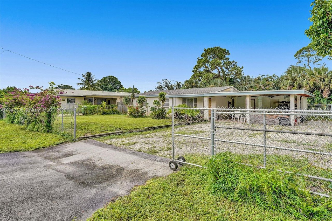 590 NW 42nd St