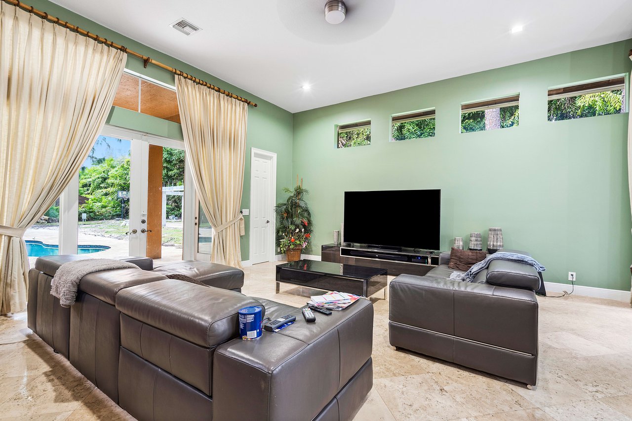 8723 NW 58th CT