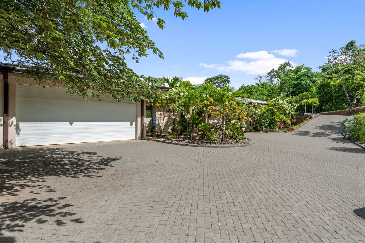 Casa Pickle on the Hill | Spacious Private Estate with Pickleball Court, Mature Gardens & Independent Guest Apartment
