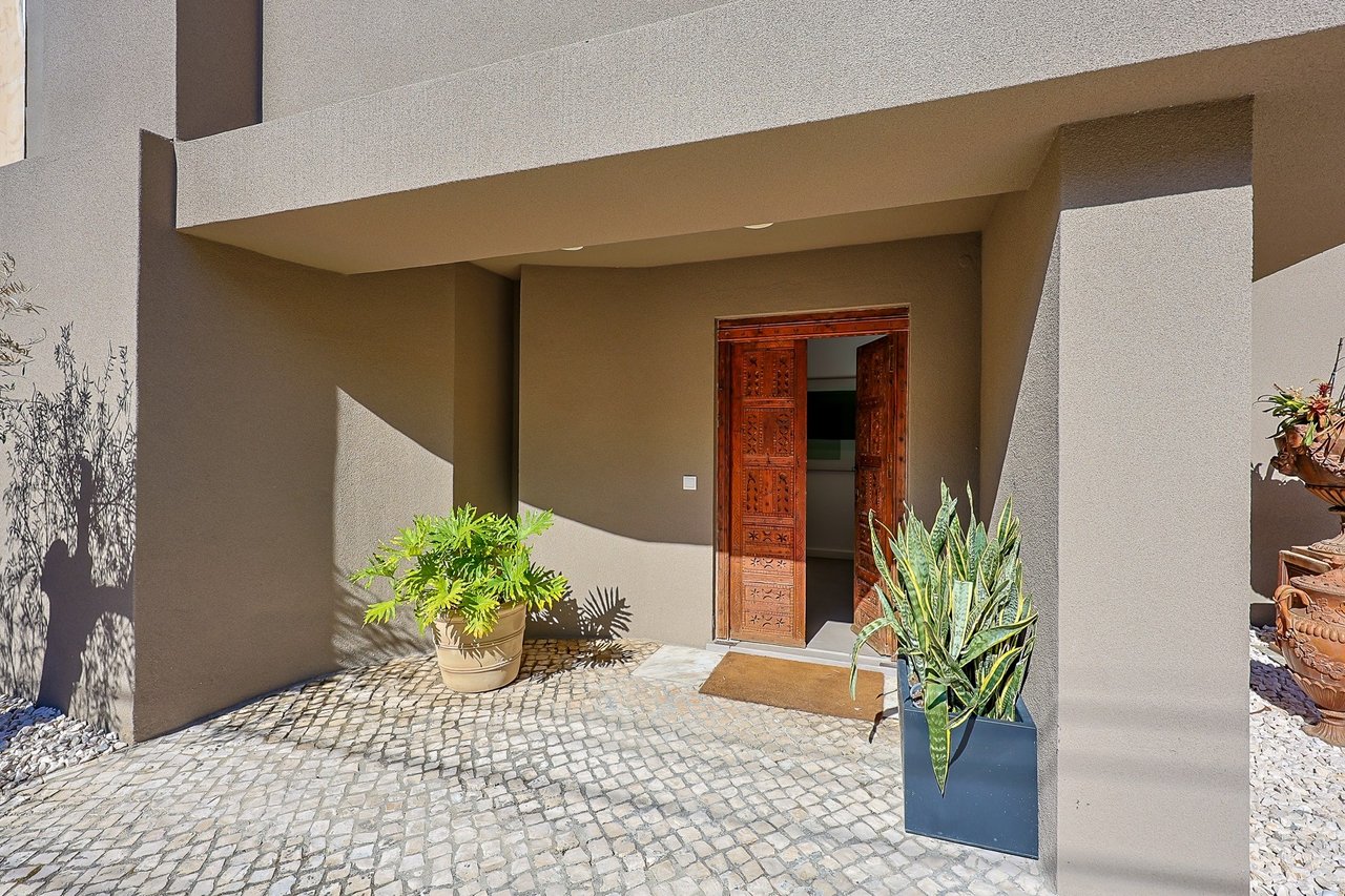 Stylish Renovated 5-Bedroom Villa with Pool in Monte Estoril’s Prestigious Avenida de Portugal