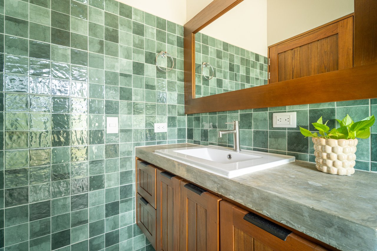 Uvita Tropical Urban Home, New Quality Build!