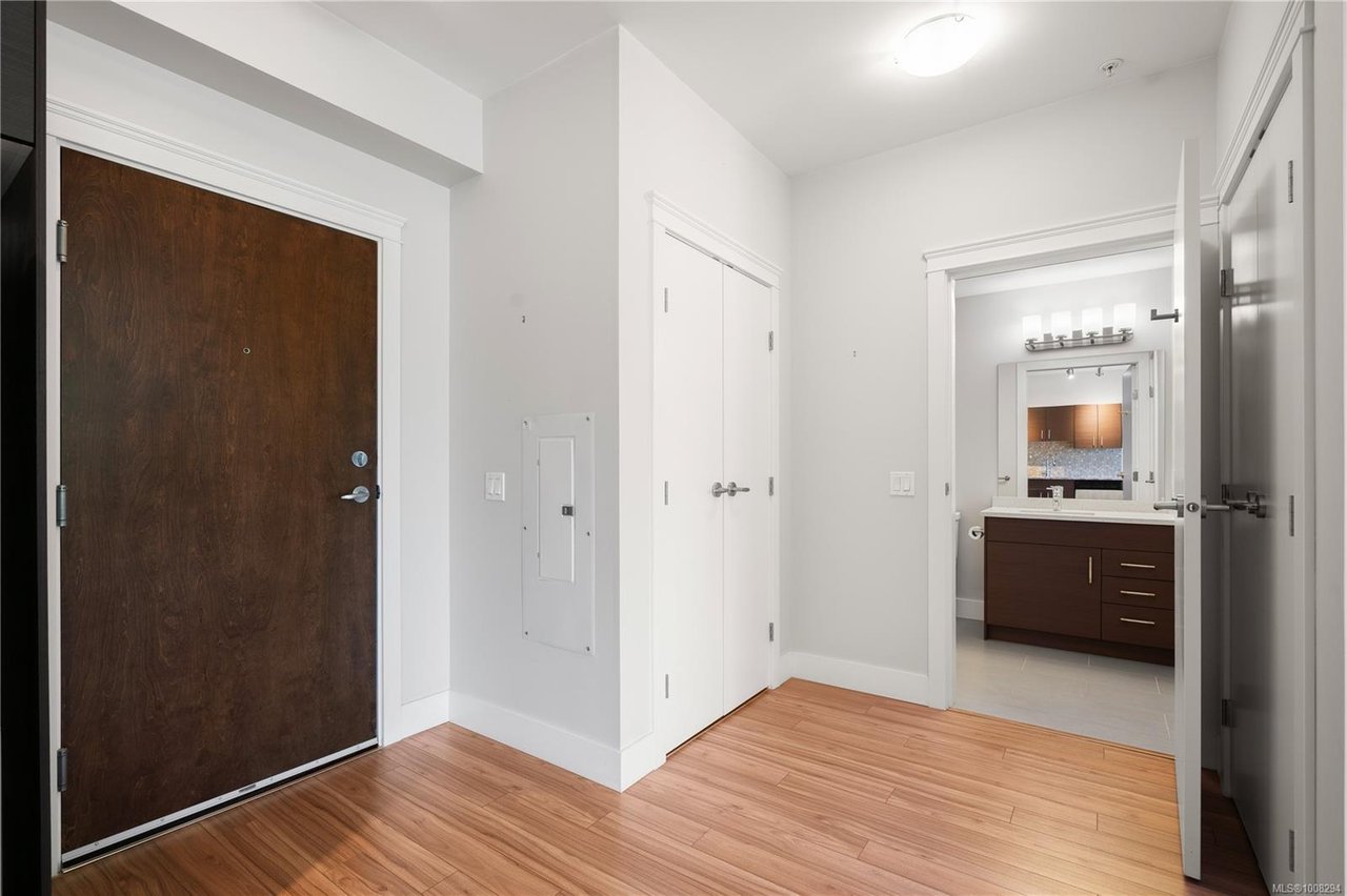 106-935 Cloverdale Ave, Saanich