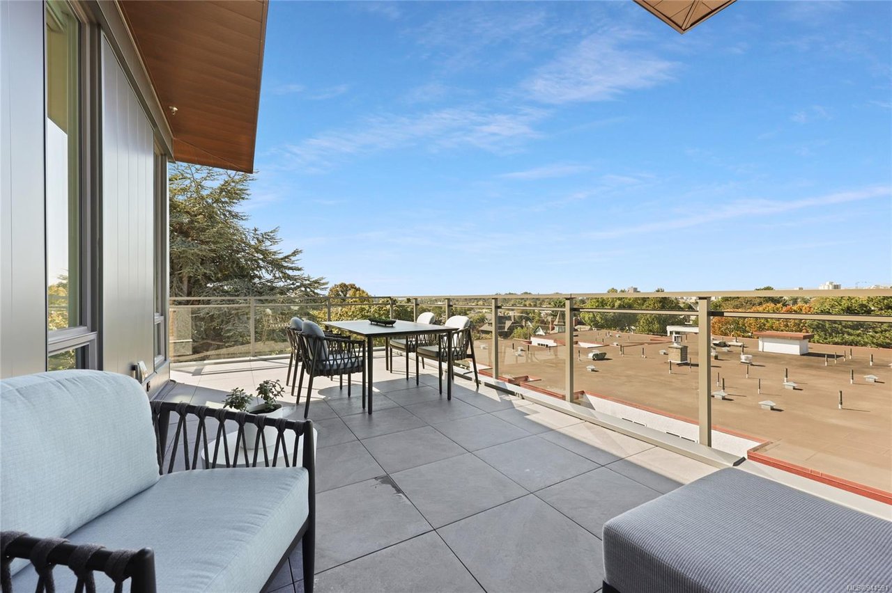 403-1018 Pentrelew Pl