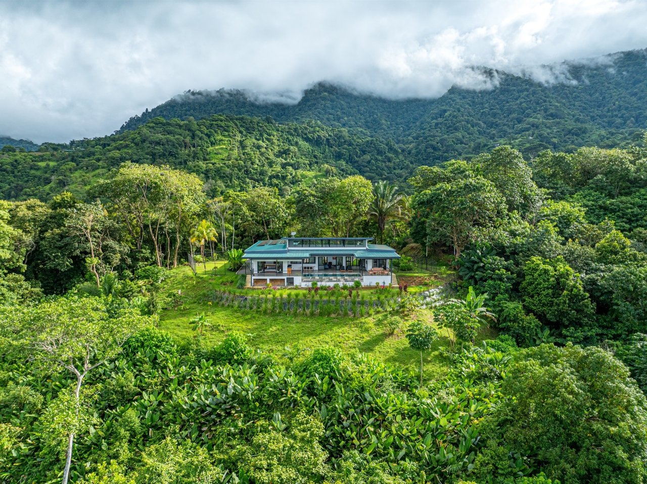 Solar Powered Infinity Pool Home, Ojochal, Puntarenas
