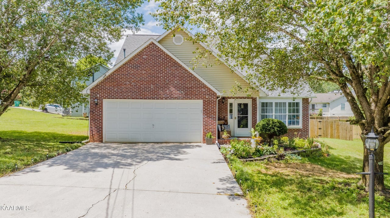 525 Parkstone Ln