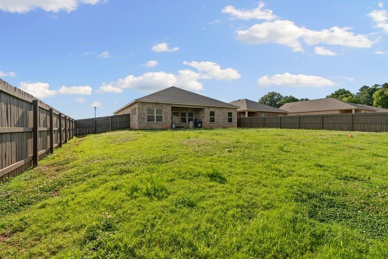 Spacious 4-Bed with 3-Car Garage & Prime Location Near Hwy 72