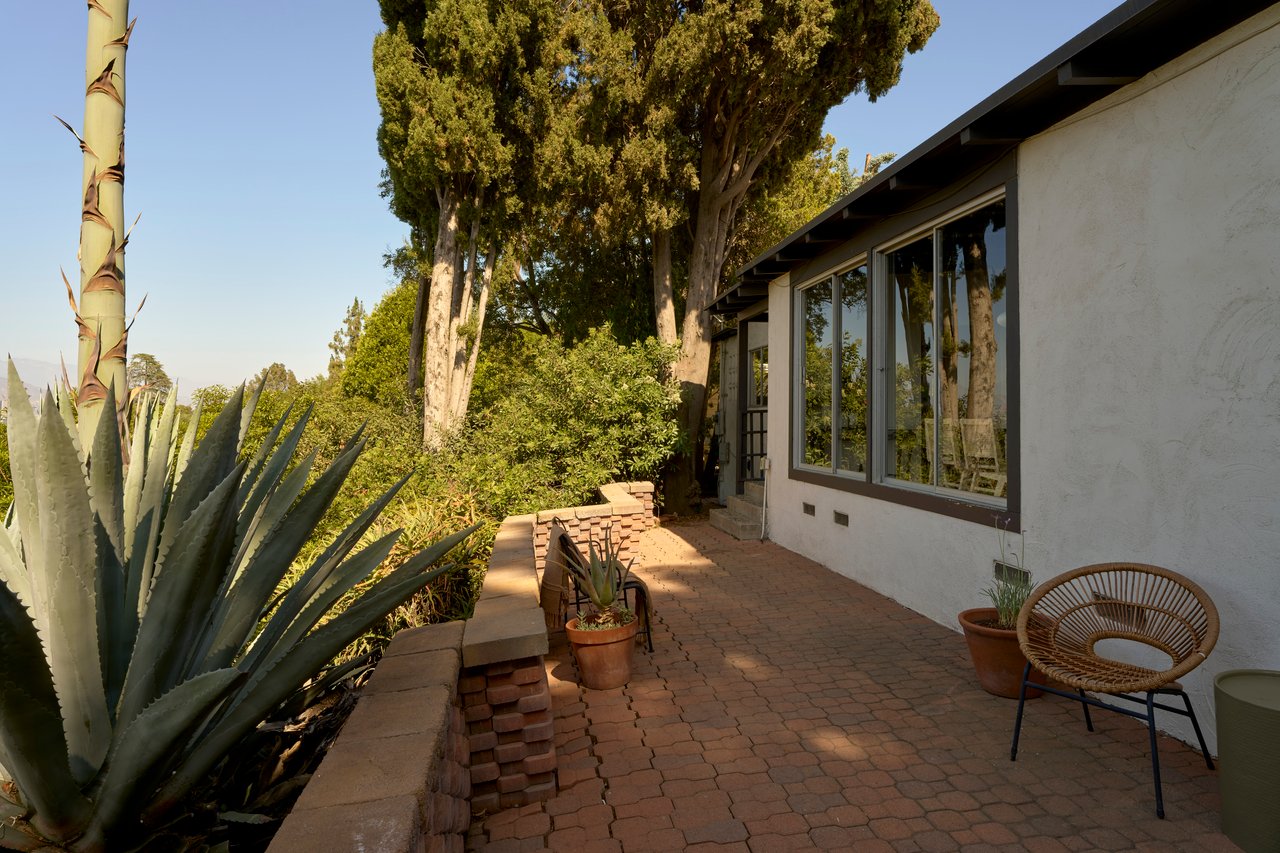 11764 Laurelcrest Drive in Studio City