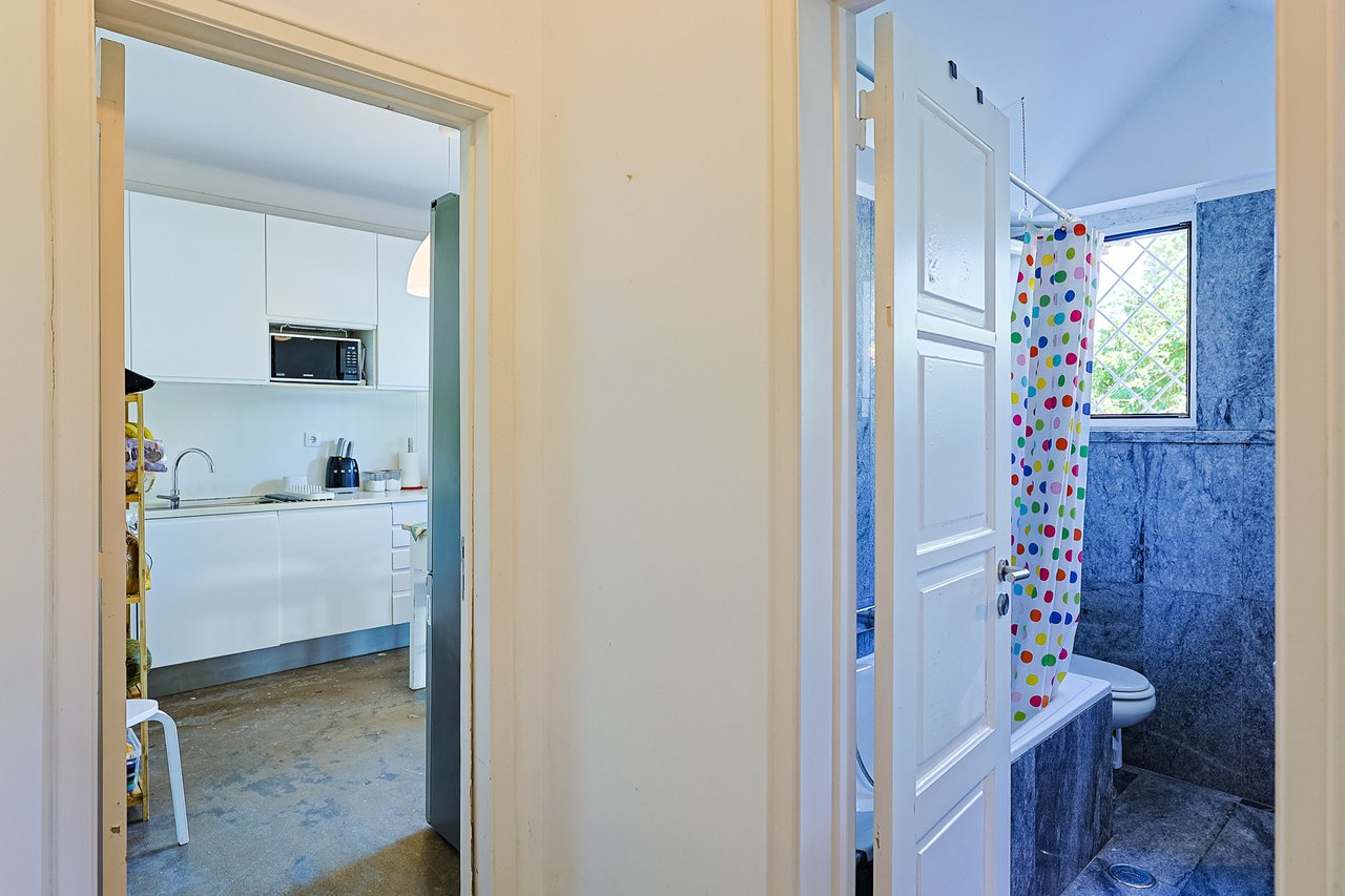 Spacious 5-Bedroom Villa with Expansive Garden Near Sintra in Colares