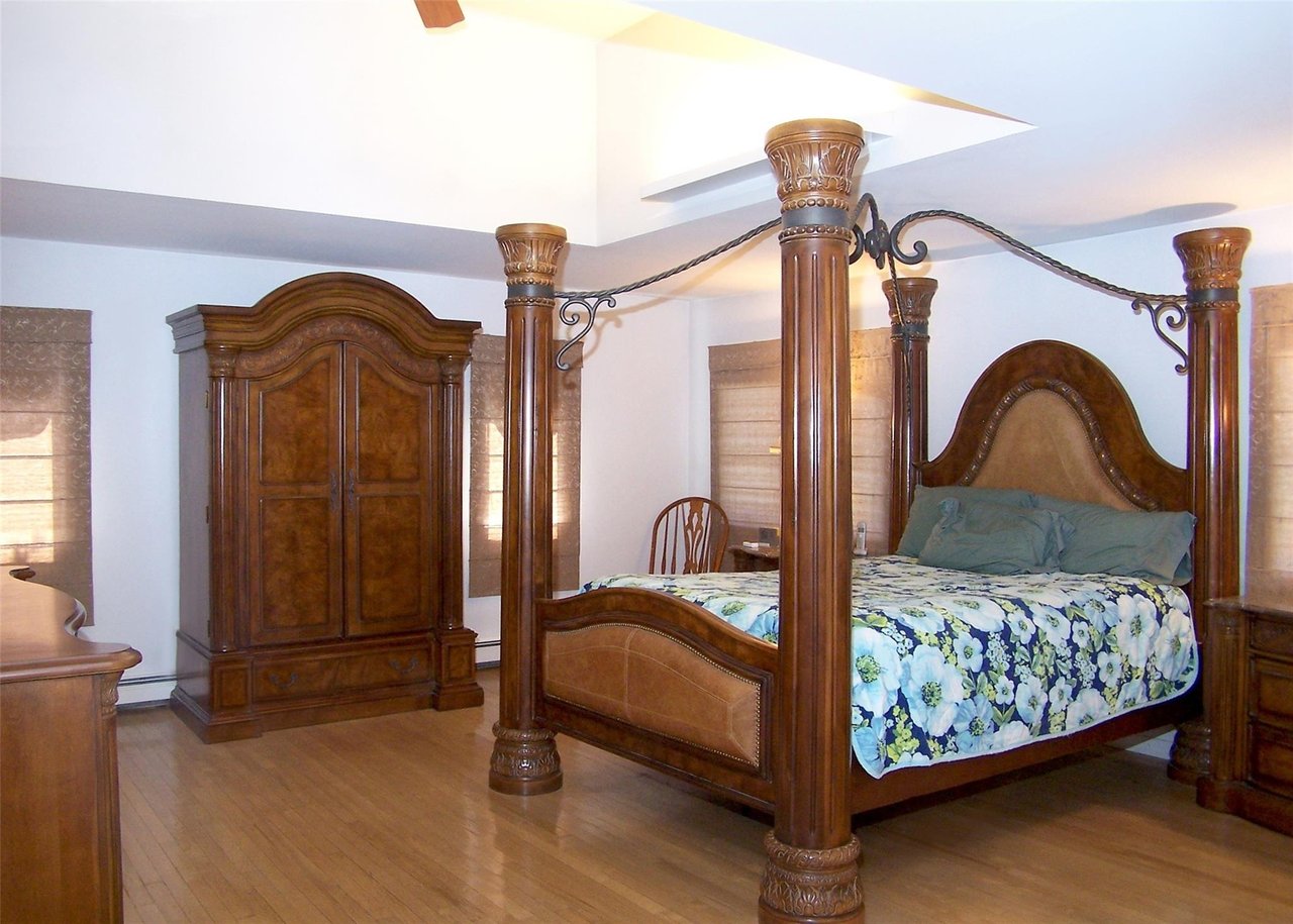 220 Bellport Ave
