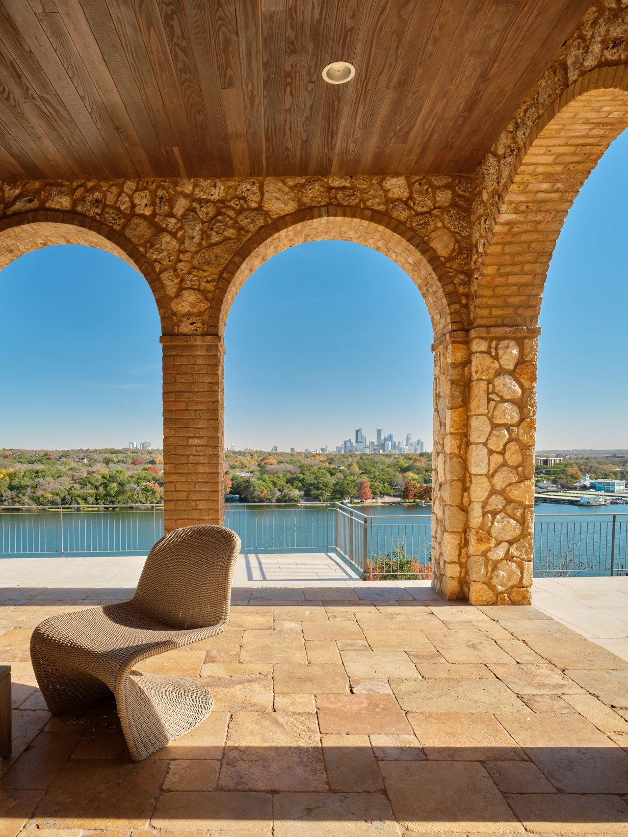 LAKESHORE HORIZON: WATERFRONT VILLA WITH LAKE & CITY VIEWS