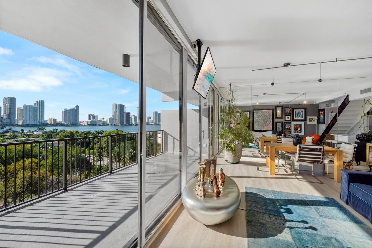 1000 Venetian Way 810