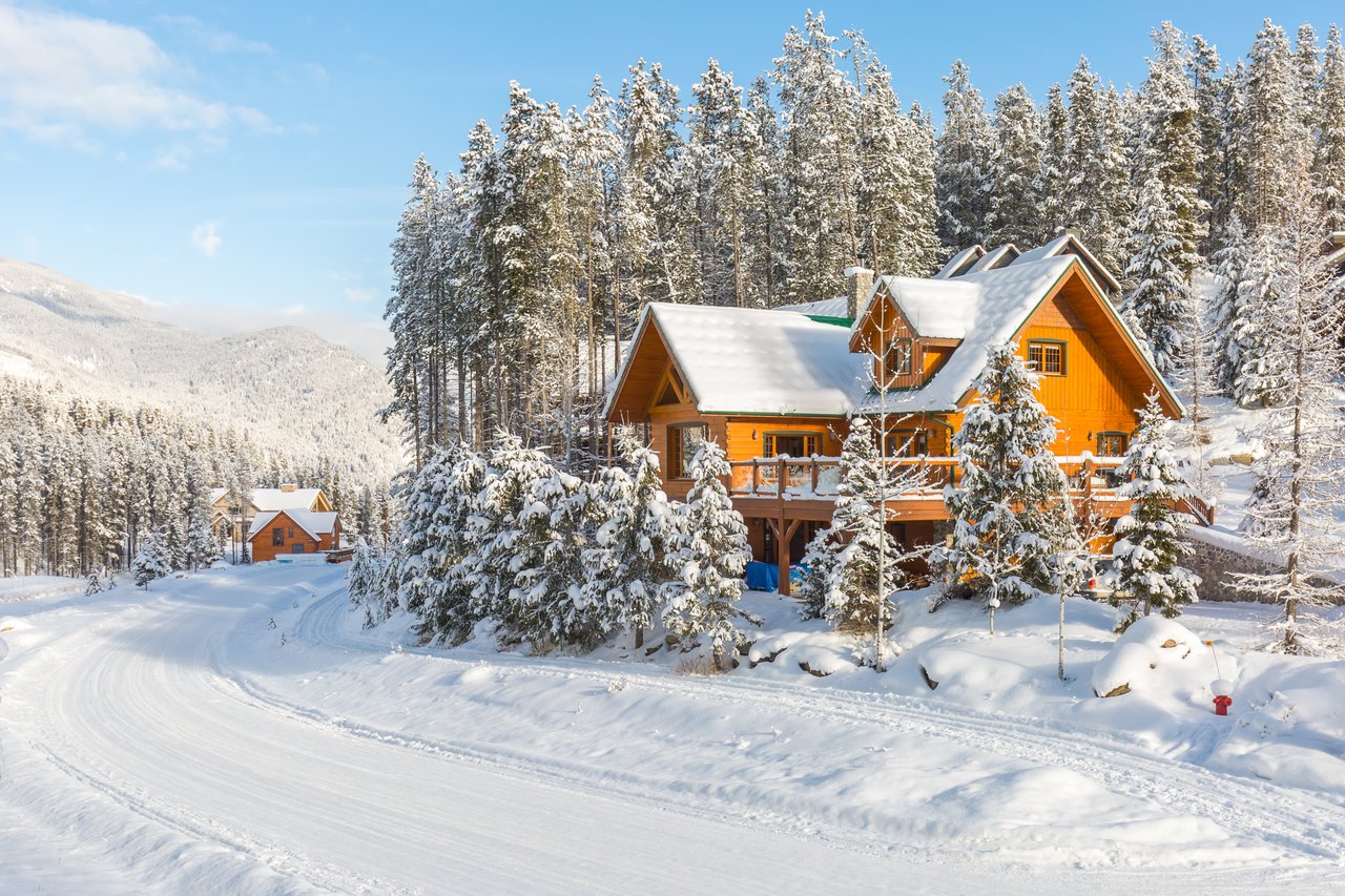 Truckee California homes in a mountain neighborhood during winter, showcasing the lifestyle and real cost of living in Truckee