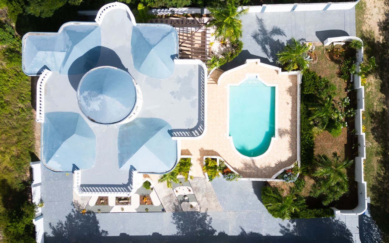 Resort Edge Villa / Les Sotto Voce