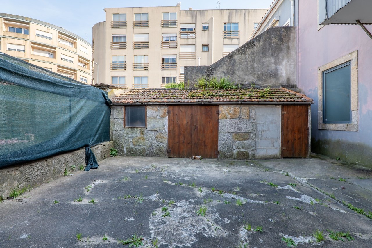 Historic Home for Restoration in Matosinhos, Porto – Prime Coastal Investment Opportunity