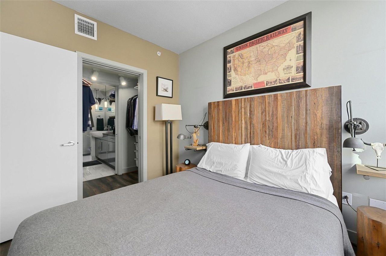 300 Bowie St APT 702